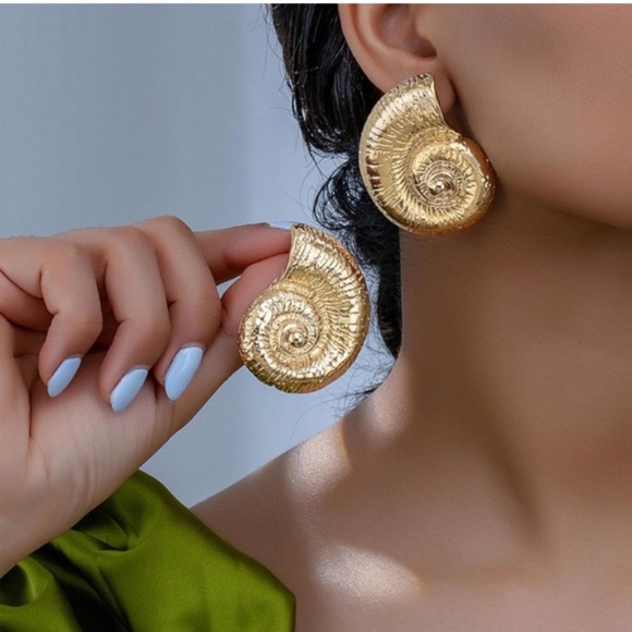 NEW Silver tone Large Statement Shell Earrings - Picture 8 of 9